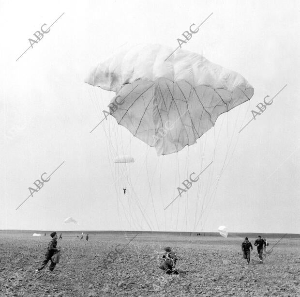 Paracaidistas del Ejército de Tierra tocando tierra después de un salto