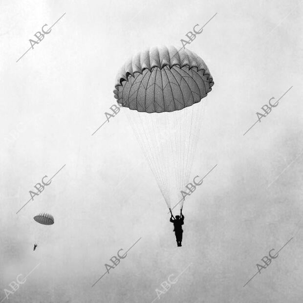 Paracaidistas del Ejército de Tierra en pleno vuelo