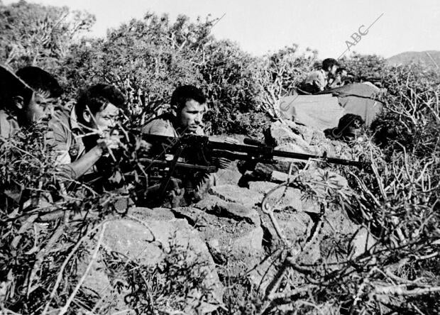 Soldados Españoles Vigilan las Partidas Del "Ejercito de Liberacion" marroquí en...