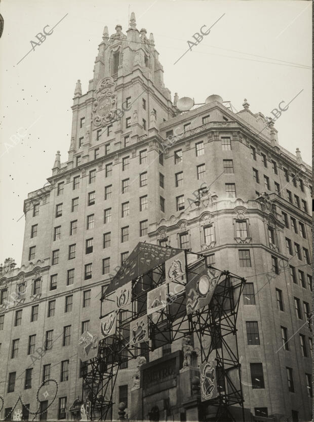 El edificio Telefónica en vísperas de la Navidad