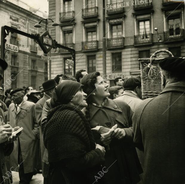 Con singular interés se sigue el curso del sorteo a través de las pizarras...