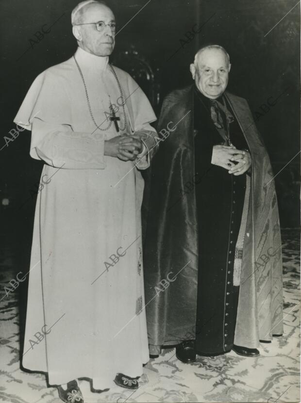 Unos meses antes de su muerte, Pío XII recibe al cardenal Roncalli (futuro Juan...