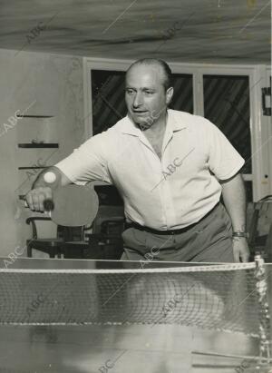 Juan Manuel Fangio jugando al ping pong