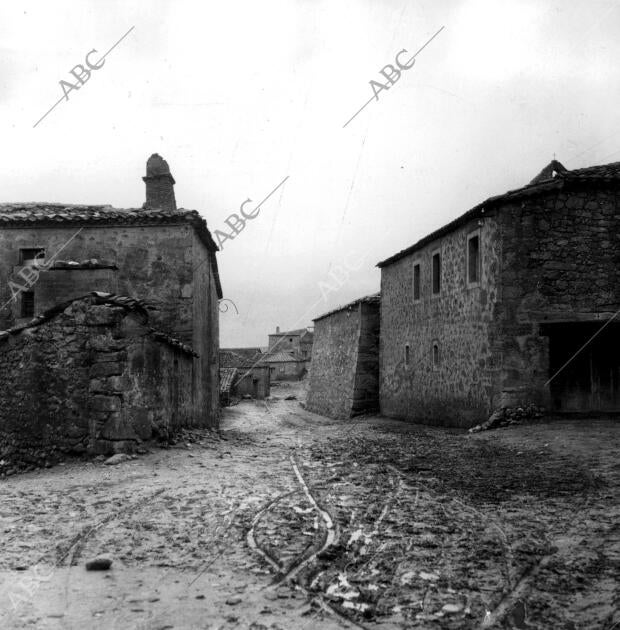 Una de las Calles del pueblo los Llamosos (Soria)