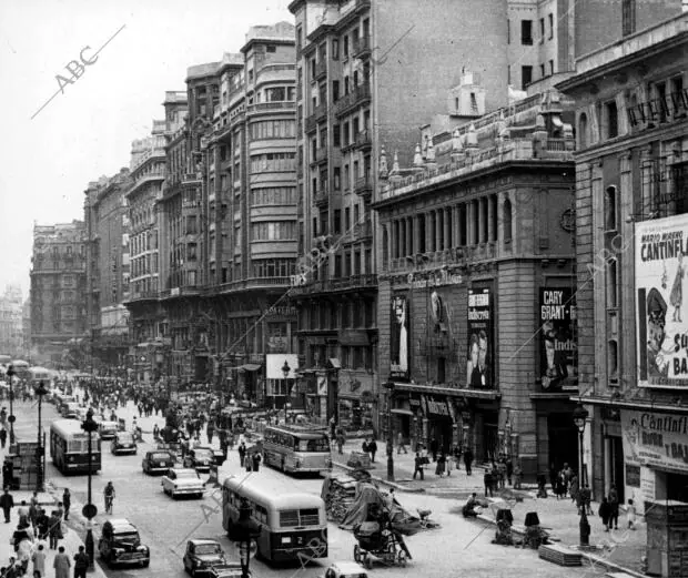 Vista de la calle de la gran Via en la finalización de sus Obras y del palacio...