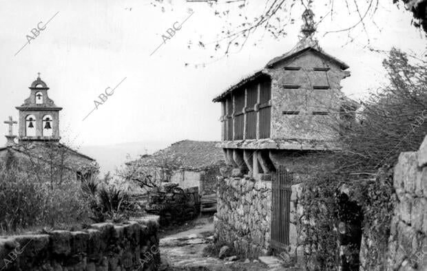 Hórreo, al lado de la iglesia Aldeana