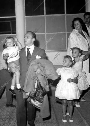 Alfredo Di Stefano con su esposa y tres de sus Hijos en uno de Tantos...