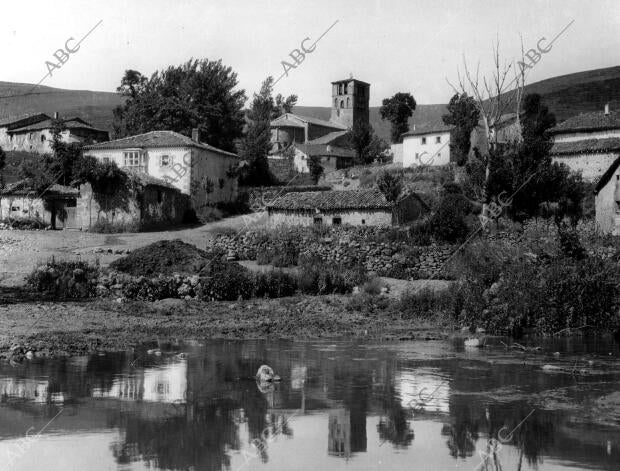 Vista general del pueblo Cervatos con su colegiata Románica (Cantabria)