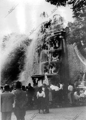 Vista de la fuente de la Latona o de las Ranas en la fiesta de san Luis, en los...