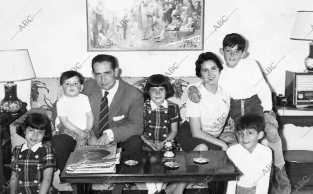 El escritor Miguel Delibes con su Familia