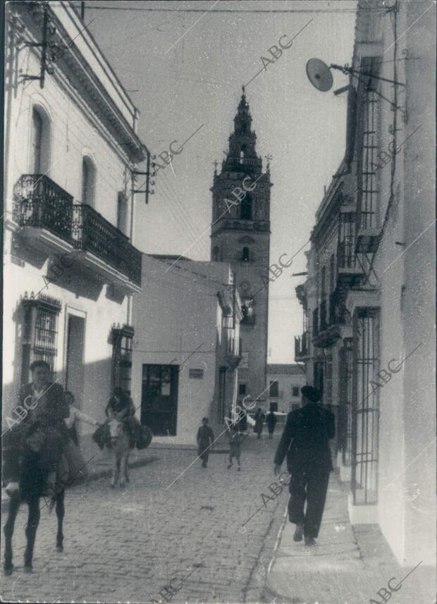 Una calle de Moguer (Huelva) con la torre de la iglesia de nuestra Señora de la...