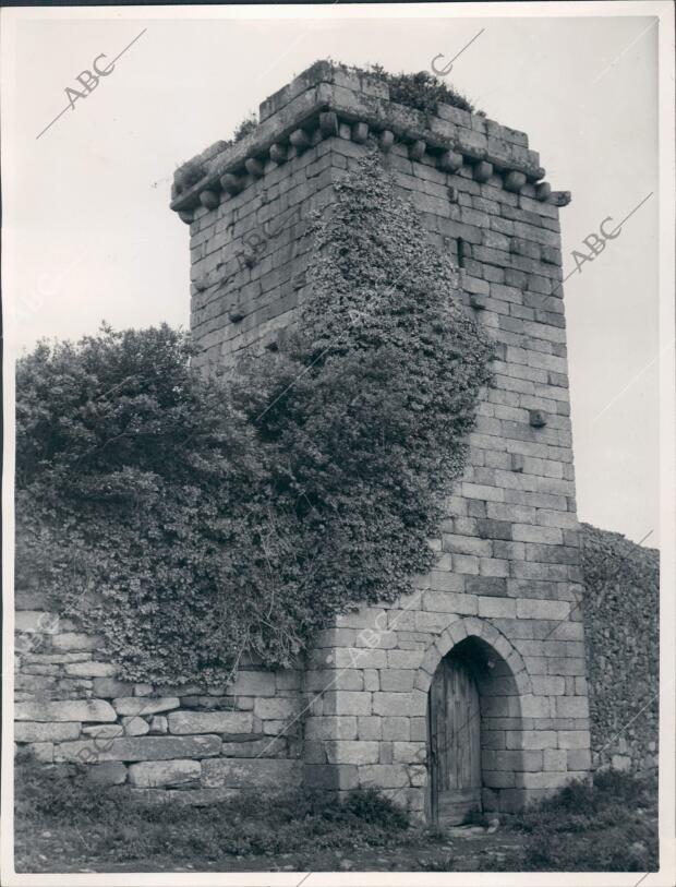 Entrada por la torre principal de la fortaleza que Perteneció al primer Conde de...