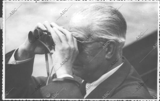 El ilustre periodista y colaborador de Abc, D. Gregorio Corrochano Presenciando...