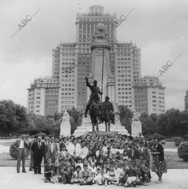 Homenaje A Cervantes de los Niños y Niñas de las Escuelas Nacionales de Sonseca...