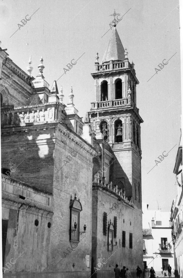 Templo y torre de santa Ana, en el populoso barrio trianero