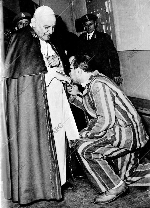 Preso besando el anillo del Papa Juan XXIII en una visita a una cárcel de Roma...