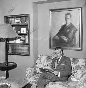 José María Sánchez-Silva, en su casa Rodeado por los Muñecos de sus Hijas