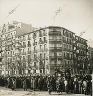 En la imagen la comitiva fúnebre saliendo de su casa de Alfonso XII nº 22