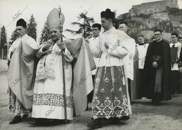 Juan XXIII, cuando todavía era el cardenal Roncalli, en la consagración de la...