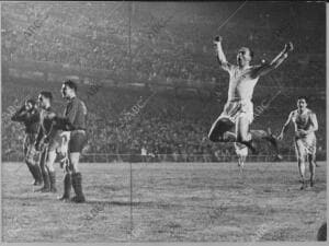 Alfredo Di Stefano celebra uno de sus tres goles ante el Sport Club Vasas, de...