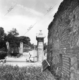 Esta Es la puerta de Granada, entrada de Coches al parque madrileño del retiro...