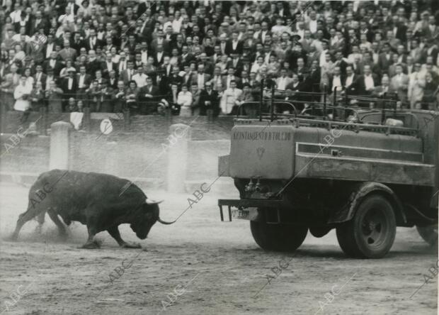 Un camión de riego ayuda a llevarse a los corrales, al manso cuarto toro del...