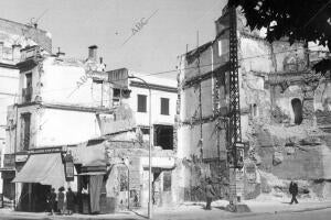 Aspecto de la demolición de las Casas que se Alzaban A la entrada de la calle de...