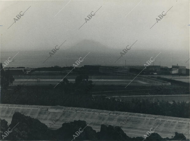Silueta de la Isla de San Borondón en el horizonte