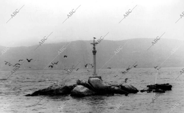 Cruz de piedra en la isla de san Simon (Pontevedra), Dedicada A los 43 Camaradas...