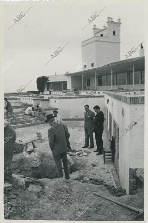 Juan de Mata Carriazo, comisario de excavaciones examina la zona del Tesoro del...