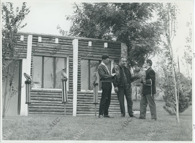 En la imagen, frente a las halconeras, los cetreros, señores Pérez Tabernero,...