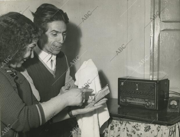 Este es Roberto Conde, fotografiado después de conocer por la radio que había...