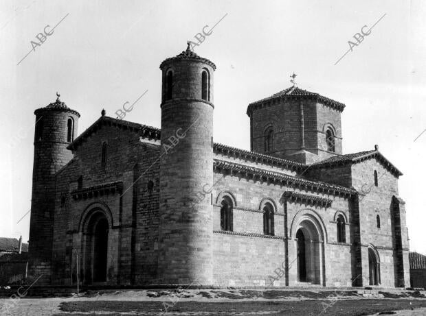 Vista general de la iglesia de san Martin en el pueblo Fromista (Palencia)