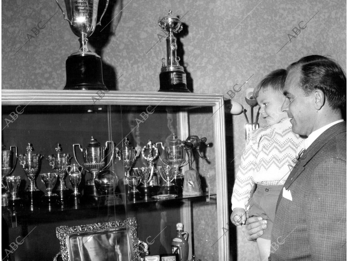 Alfredo Di Stéfano contempla con su hijo los trofeos conquistados en su