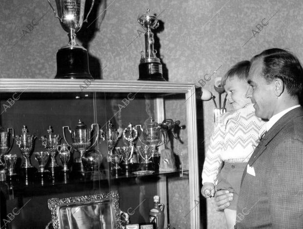 Alfredo Di Stéfano contempla con su hijo los trofeos conquistados en su larga...