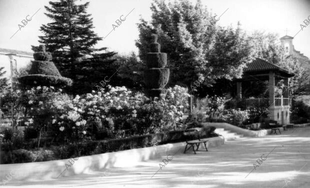 Vista parcial de la glorieta de Azorín donde Hay una estatua de él en Yecla...