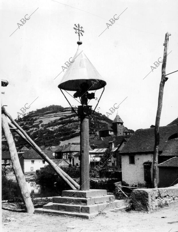 Cruz de término cubierta del pueblo Ochagavia (Navarra)