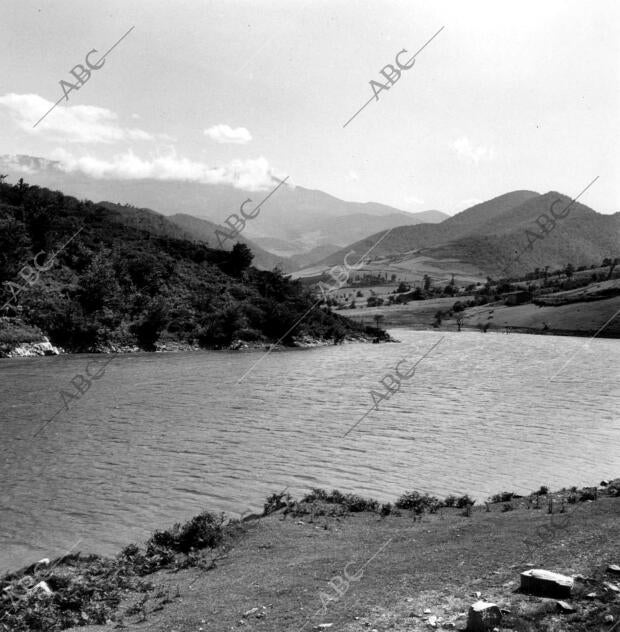 Paisaje del valle de Polaciones donde Aparece el embalse del río Nansa...