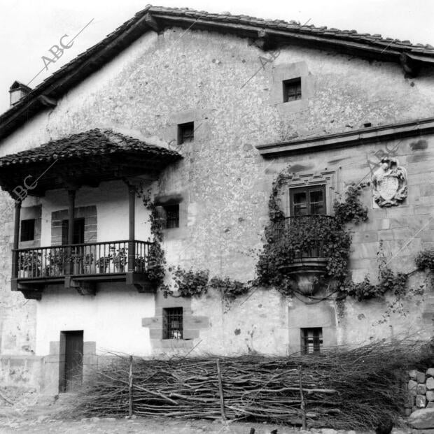 Balcón de una casona del pueblo Barcenilla, situado en el valle de Cabuerniga...