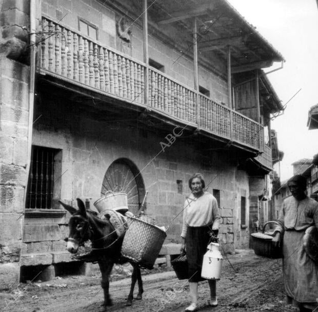 Venedora de leche en una de las Calles del pueblo Riocorvo ante una Típica...