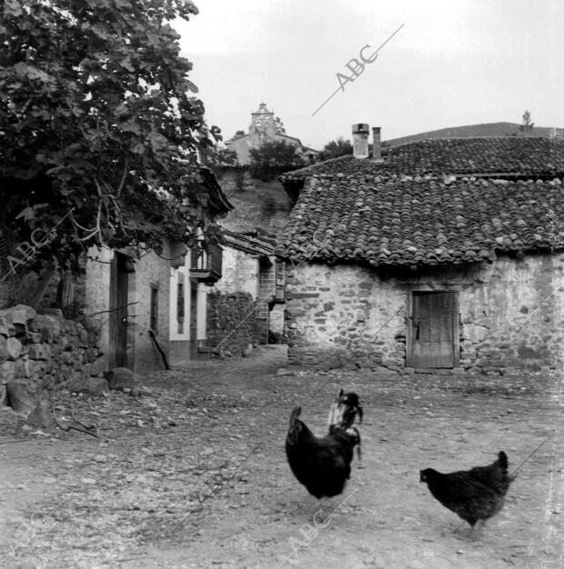 Vista de una de las Callejas del pueblo Barcenilla, situado en el valle de...