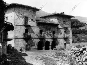 Casona del pueblo de Carmona, situado en la Cuenca del río Nansa (Cantabria)