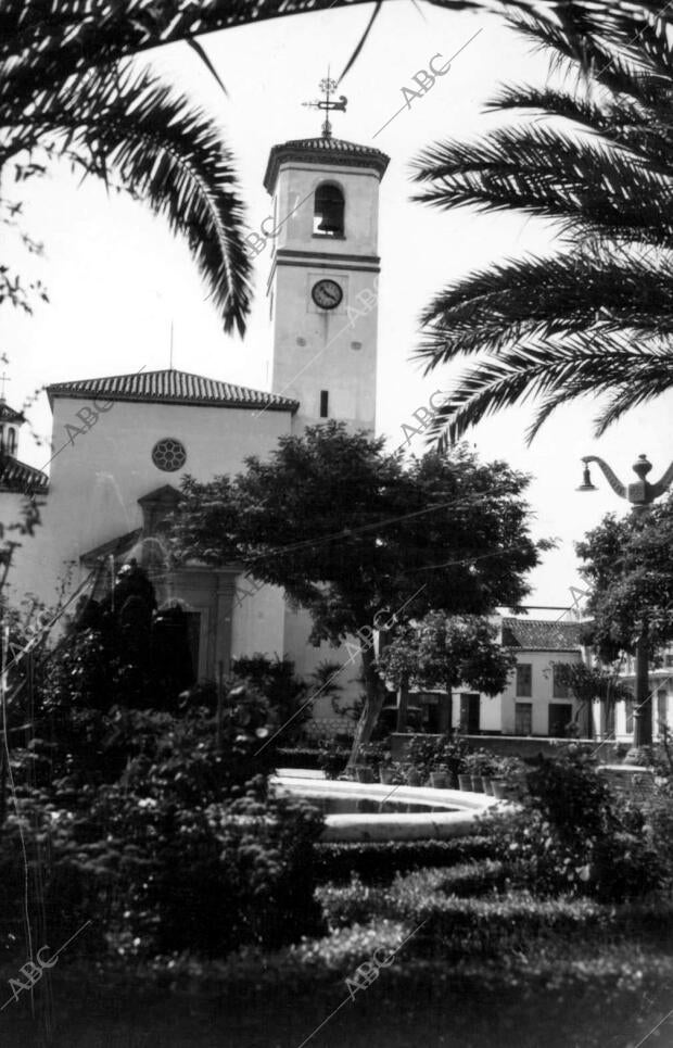 Iglesia parroquial y fuente de la plaza de Fuengirola (Málaga)