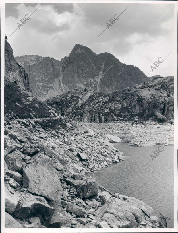 Lago mar y al Fondo, el coloso Montarto Ingente