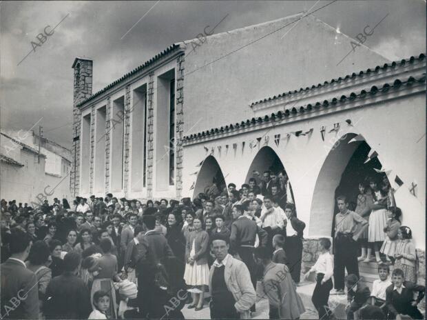 Inauguración de la Escuela-Hogar, un convento y una iglesia en el pueblo de las...