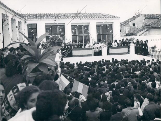 Inauguración de la Escuela-Hogar, un convento y una iglesia en el pueblo de las...