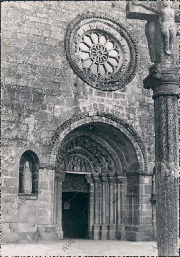 Rosetón románico en la iglesia de santa María del Azogue (Betanzos)