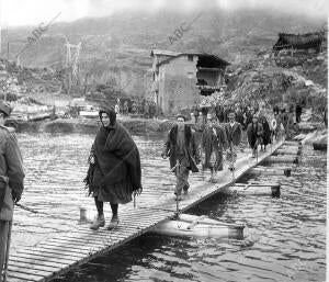 Vecinos de Ribadelago tras la inundación del pueblo