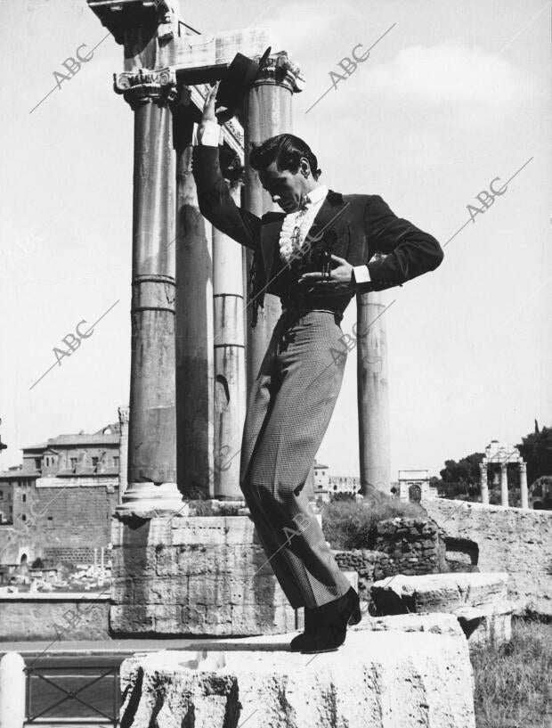 Rafaél de Córdova danza en el Foro romano