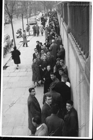 Colas de gente acudiendo a las sesiones del juicio oral de los crimenes del...